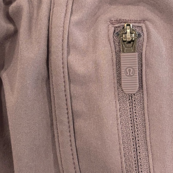 (SOLD) Lululemon Tracker Shorts 4" In Smoked Mulberry Size 4 - Picture 4 of 6